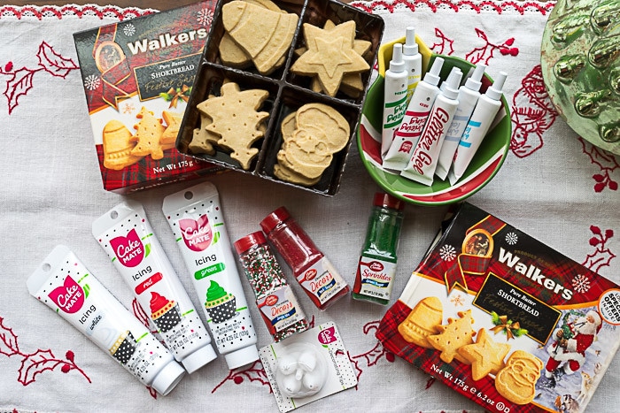 Decorating Christmas Cookies: Easy Christmas cookies with Walkers Christmas cookie decorating kit 